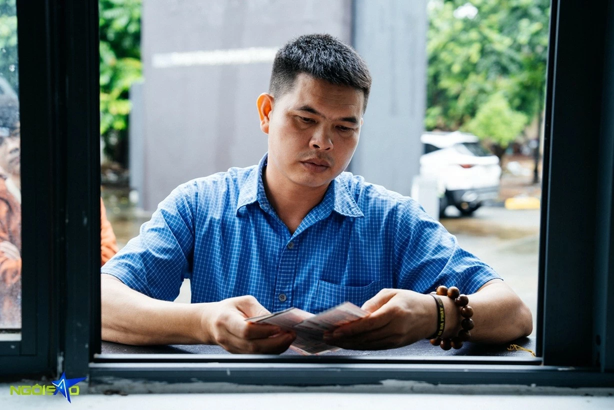 Người hâm mộ xếp hàng dưới trời mưa to để mua vé xem trận tuyển Việt Nam và Singapore