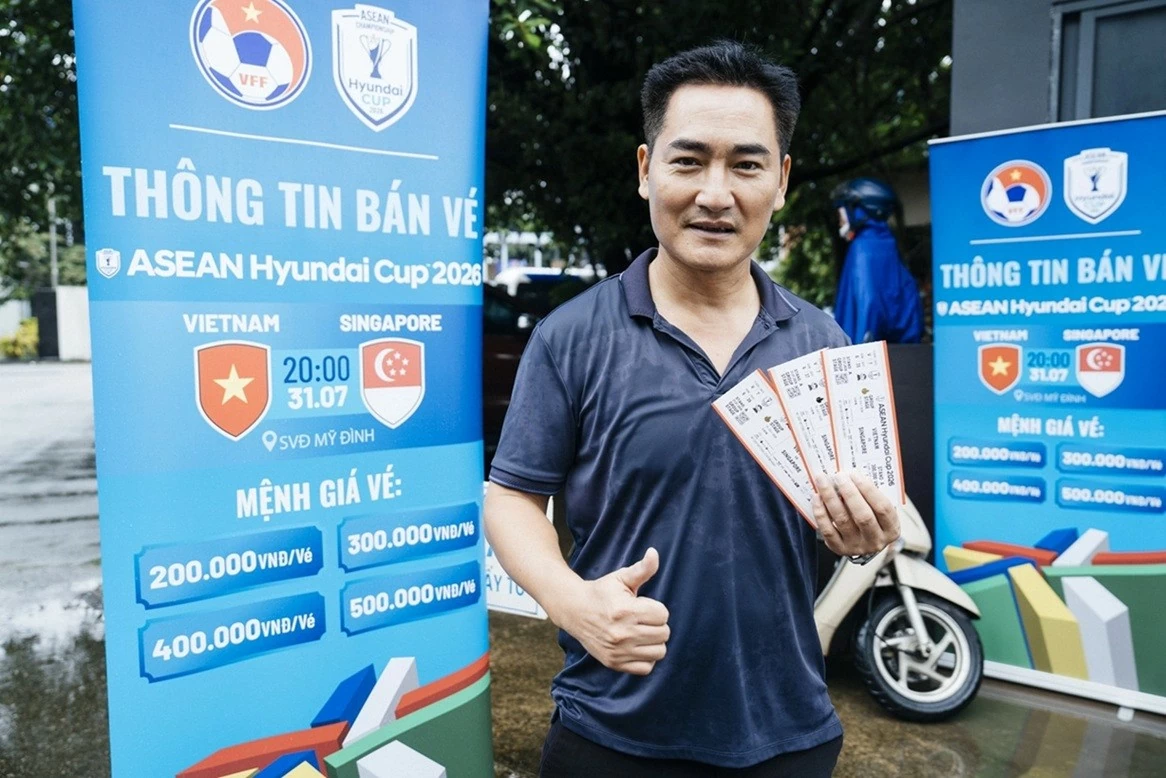 Người hâm mộ xếp hàng dưới trời mưa to để mua vé xem trận tuyển Việt Nam và Singapore