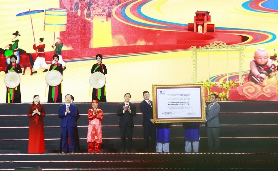 Bộ Văn hoá, Thể thao và Du lịch trao Bằng của UNESCO ghi danh Nghề làm tranh dân gian Đông Hồ vào Danh sách Di sản văn hóa phi vật thể cần bảo vệ khẩn cấp. Bộ Văn hoá, Thể thao và Du lịch trao Bằng của UNESCO ghi danh Nghề làm tranh dân gian Đông Hồ vào Danh sách Di sản văn hóa phi vật thể cần bảo vệ khẩn cấp.