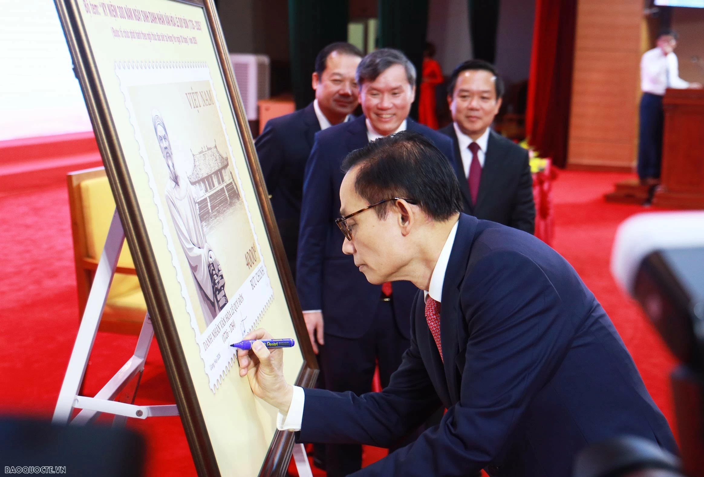 Ủy viên Bộ Chính trị, Bộ trưởng Ngoại giao Lê Hoài Trung ký lưu niệm lên tranh tem. (Ảnh: Thành Long) Ủy viên Bộ Chính trị, Bộ trưởng Ngoại giao Lê Hoài Trung ký lưu niệm lên tranh tem. (Ảnh: Thành Long)