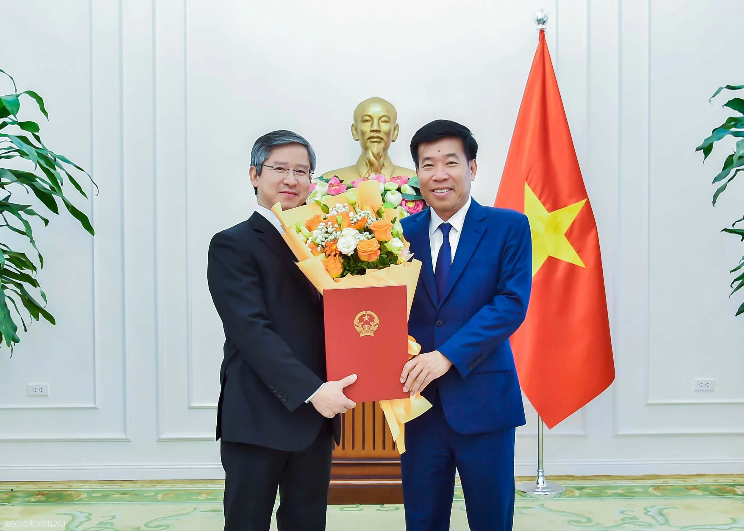 Bộ Ngoại giao trao quyết định điều động, bổ nhiệm cán bộ lãnh đạo quản lý cấp Vụ