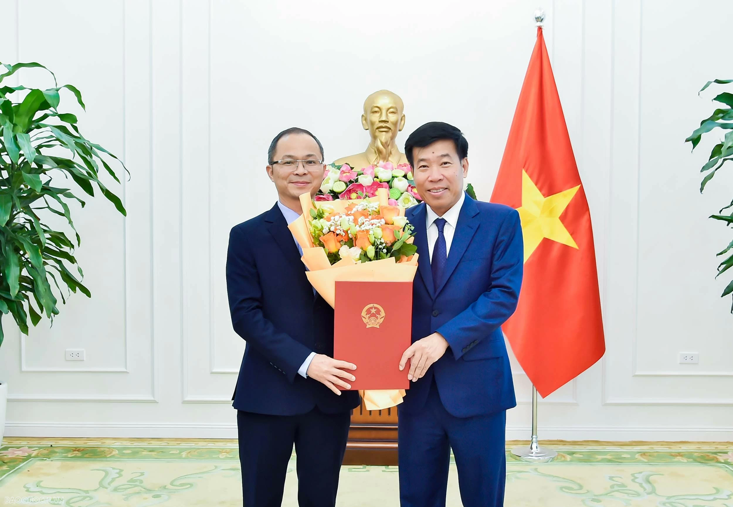 Bộ Ngoại giao trao quyết định điều động, bổ nhiệm cán bộ lãnh đạo quản lý cấp Vụ
