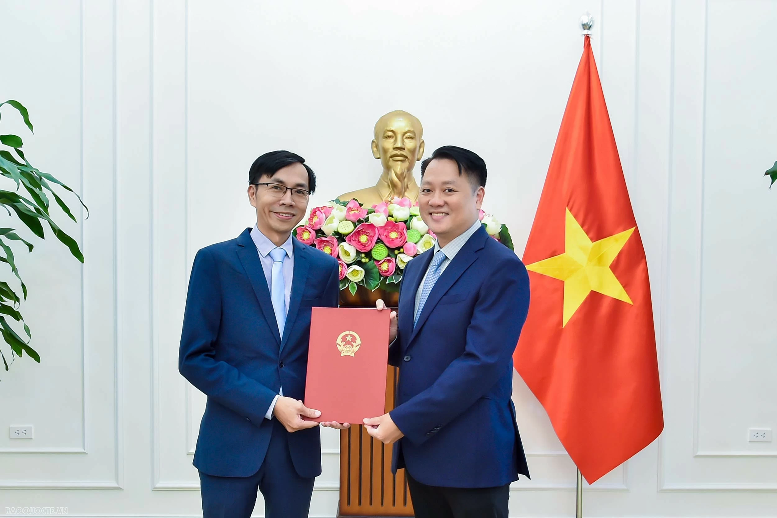 Bộ Ngoại giao trao quyết định điều động, bổ nhiệm cán bộ lãnh đạo quản lý cấp Vụ