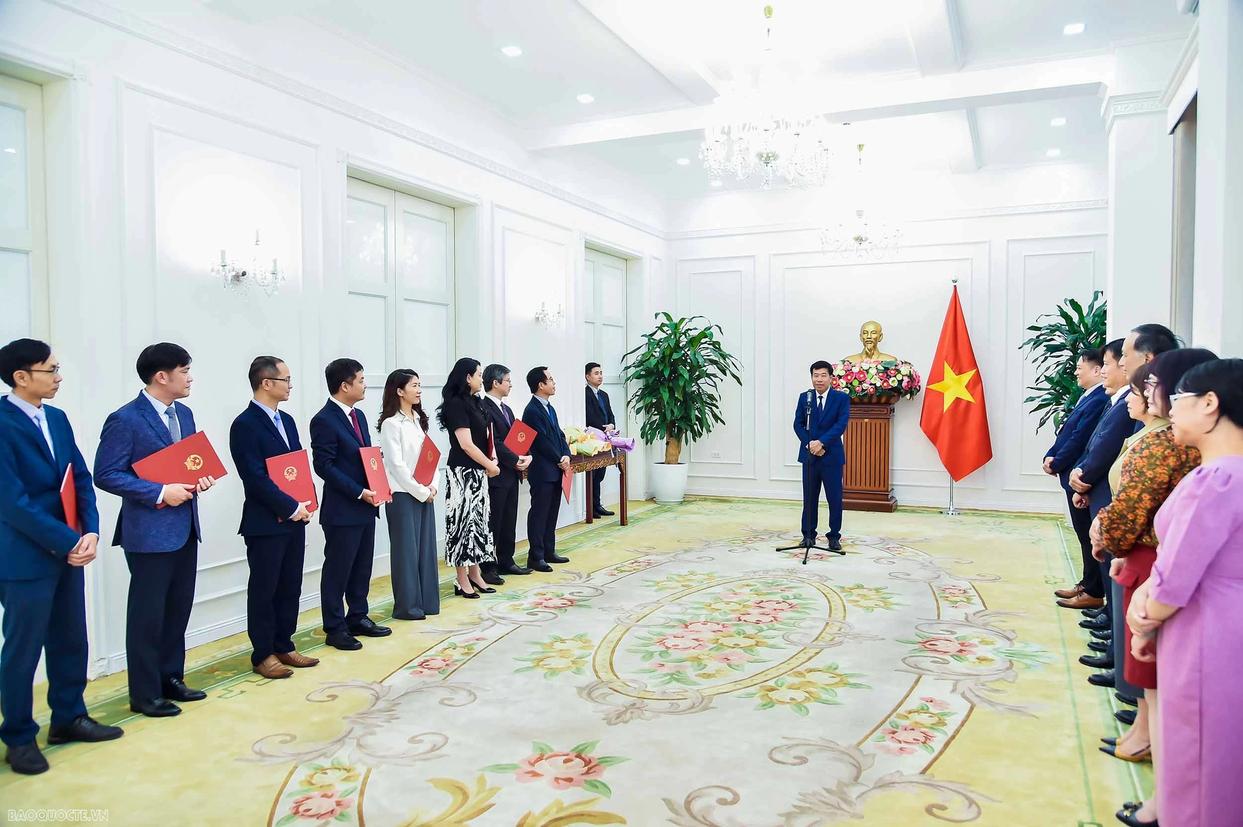 Bộ Ngoại giao trao quyết định điều động, bổ nhiệm cán bộ lãnh đạo quản lý cấp Vụ