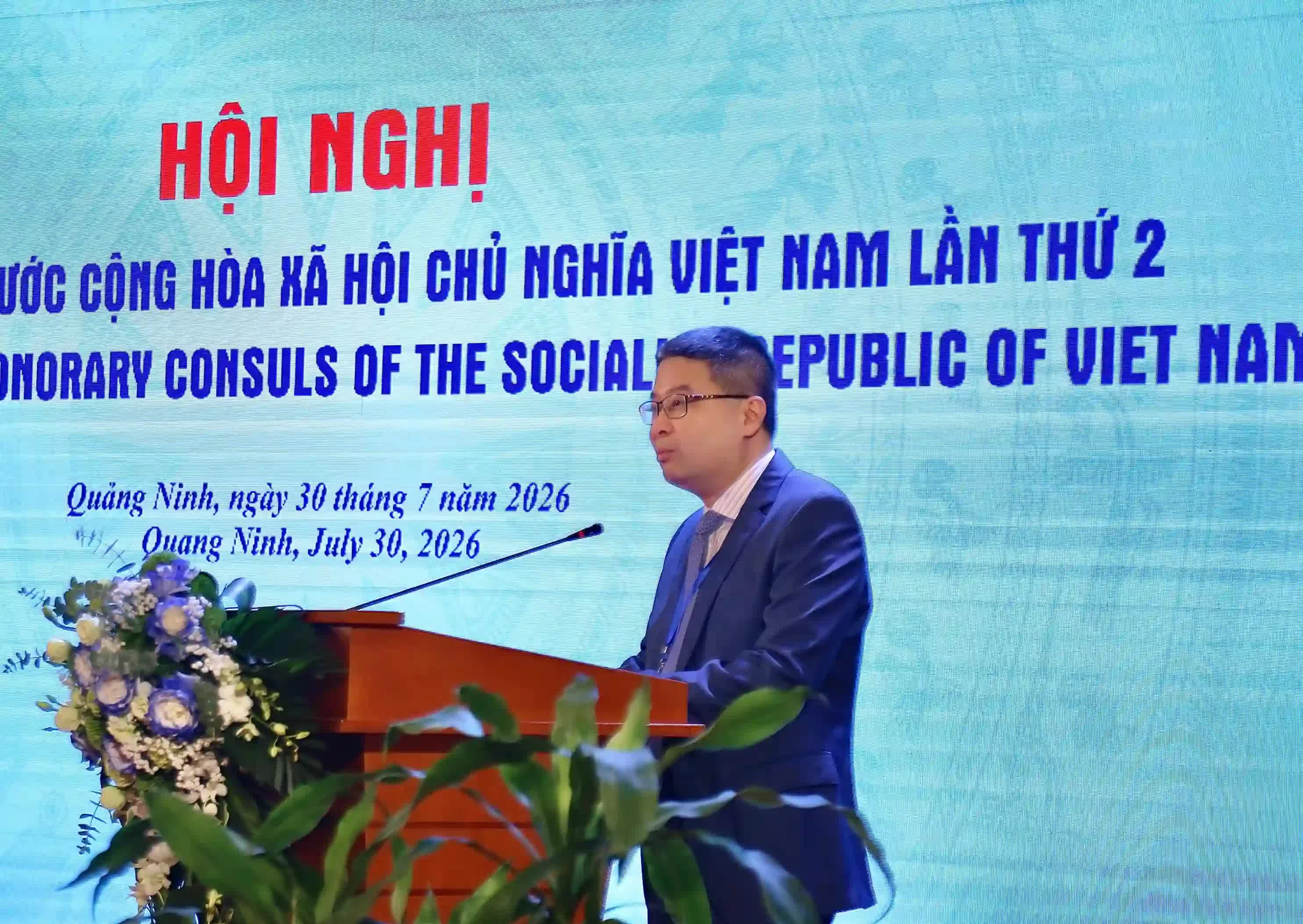 Cục trưởng Cục Lãnh sự Đoàn Hoàng Minh điều hành phiên thảo luận tại Hội nghị Lãnh sự danh dự Việt Nam ở nước ngoài lần thứ hai, trao đổi cùng các Lãnh sự danh dự về định hướng nâng cao hiệu quả hoạt động của mạng lưới trong giai đoạn mới. (Ảnh: Trung Anh