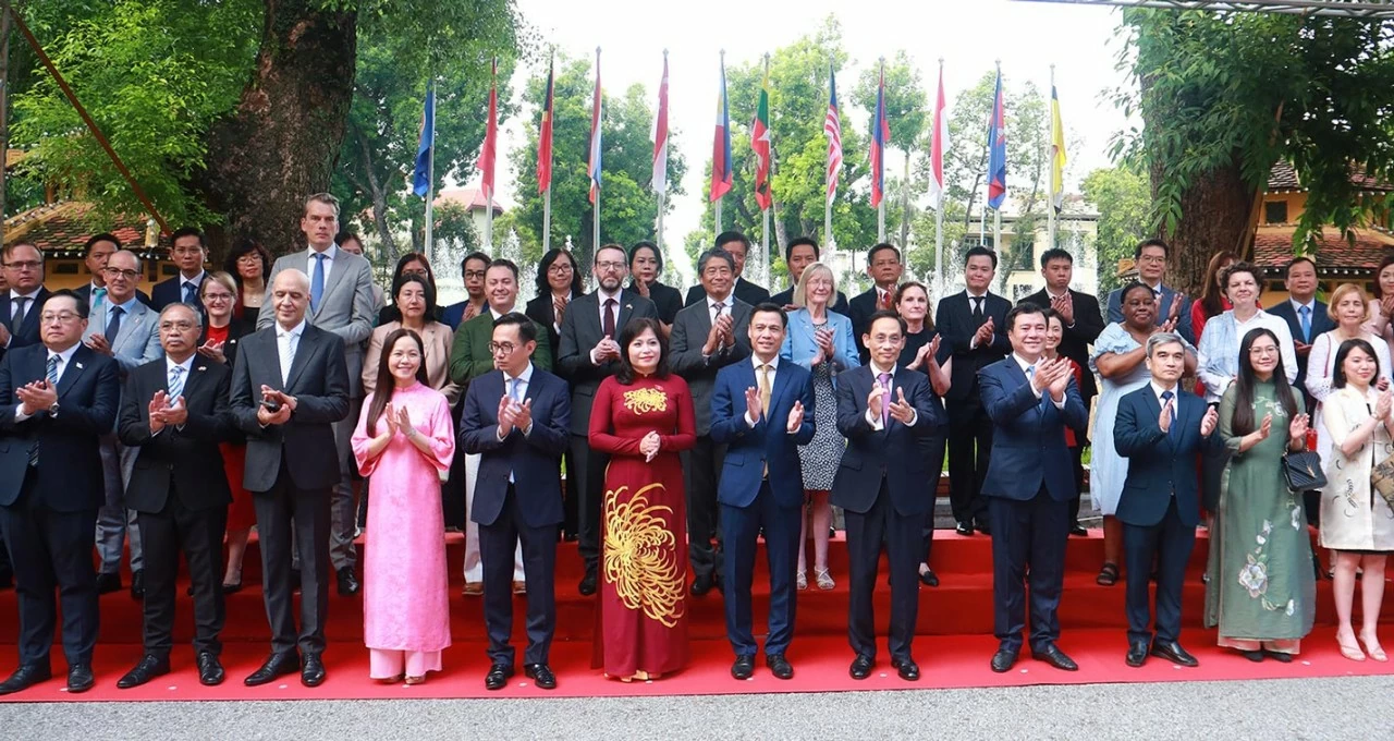 Các đại biểu chụp ảnh chung. (Ảnh: Thành Long)