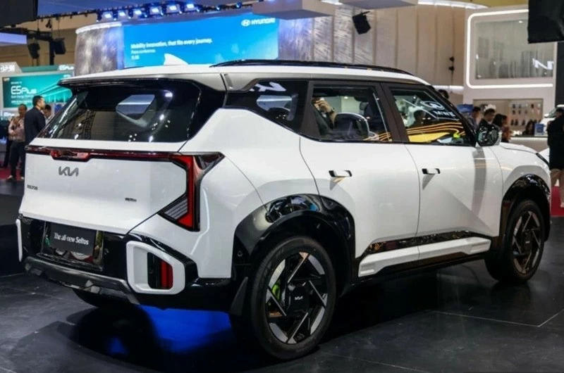Cụm đèn hậu Kia Seltos 2026 được đặt dọc được nối bằng dải đèn kéo dài hết chiều ngang cửa cốp.