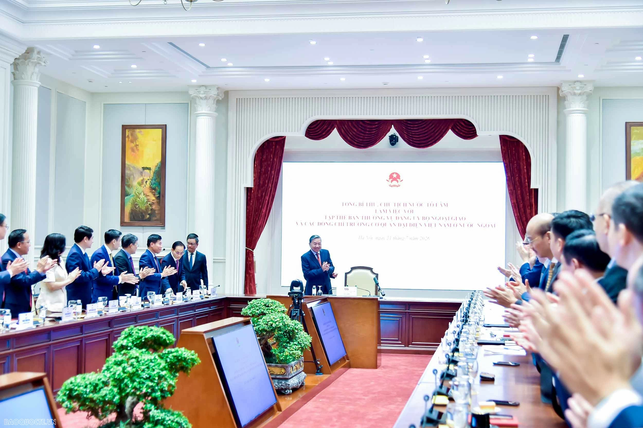 Tổng Bí thư, Chủ tịch nước làm việc với các Đại sứ Trưởng Cơ quan đại diện Việt Nam ở nước ngoài trong khuôn khổ Hội nghị Ngoại giao lần thứ 33 Tổng Bí thư, Chủ tịch nước làm việc với Ban Thường vụ Đảng ủy Bộ Ngoại giao và các Trưởng Cơ quan đại diện Việt Nam ở nước ngoài