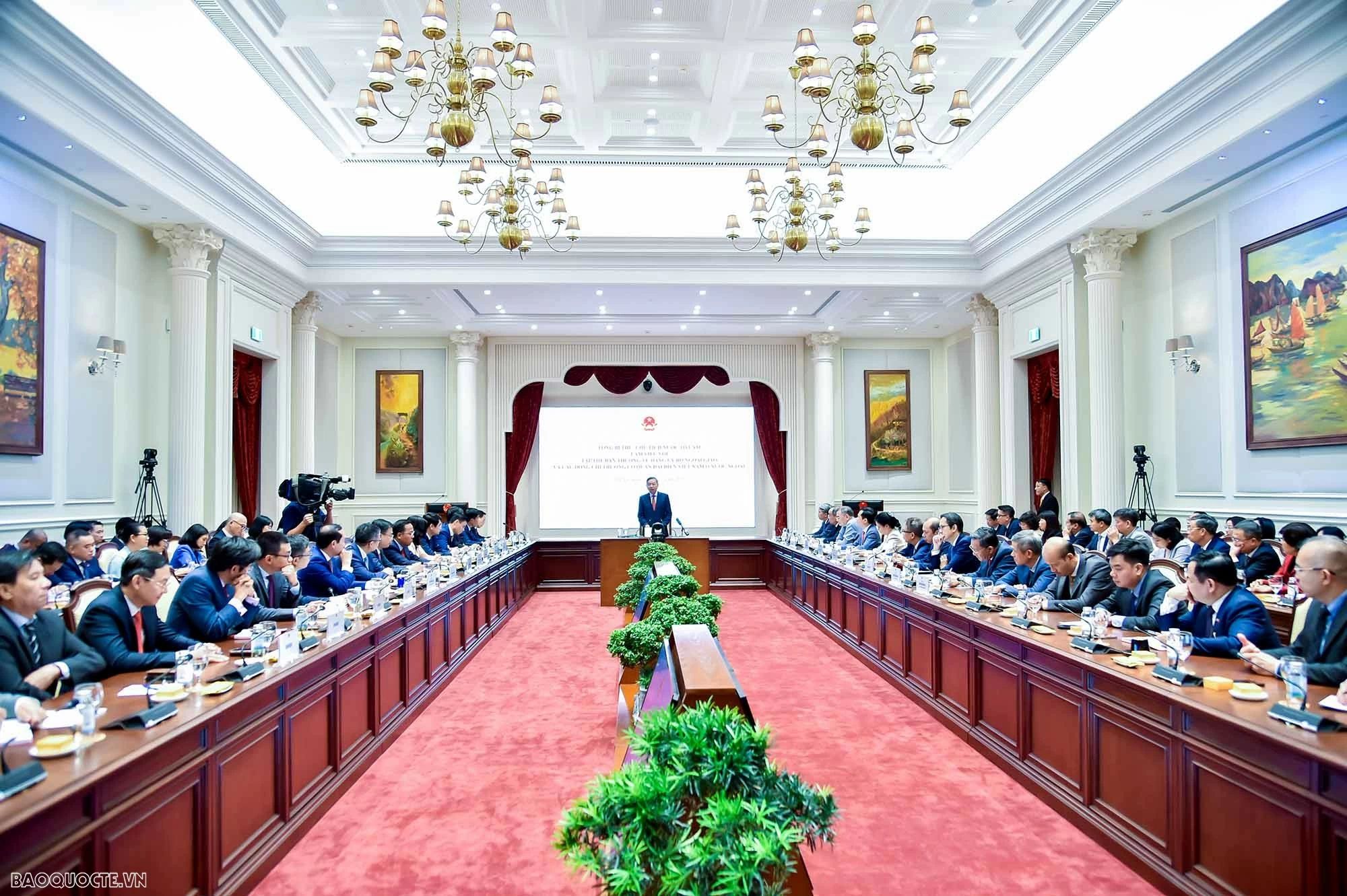Tổng Bí thư, Chủ tịch nước làm việc với các Đại sứ Trưởng Cơ quan đại diện Việt Nam ở nước ngoài trong khuôn khổ Hội nghị Ngoại giao lần thứ 33 Tổng Bí thư, Chủ tịch nước làm việc với Ban Thường vụ Đảng ủy Bộ Ngoại giao và các Trưởng Cơ quan đại diện Việt Nam ở nước ngoài