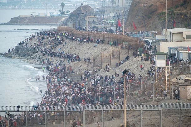 Người di cư tập trung tại khu vực biên giới Ceuta (Tây Ban Nha) - Morocco ngày 31/7, giữa làn sóng di cư quy mô lớn vào vùng lãnh thổ này. (Nguồn: Getty Images)