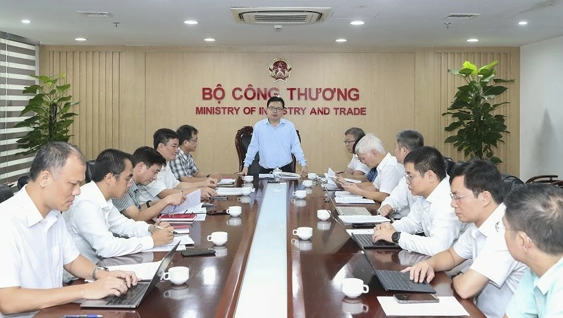 Thứ trưởng Bộ Công Thương Trương Thanh Hoài làm việc với EVN, EVNNPT và các đơn vị liên quan nhằm rà soát tình hình triển khai các dự án lưới điện truyền tải trong Quy hoạch điện VIII điều chỉnh, ngày 10/7. (Ảnh: Ng. Tuấn)