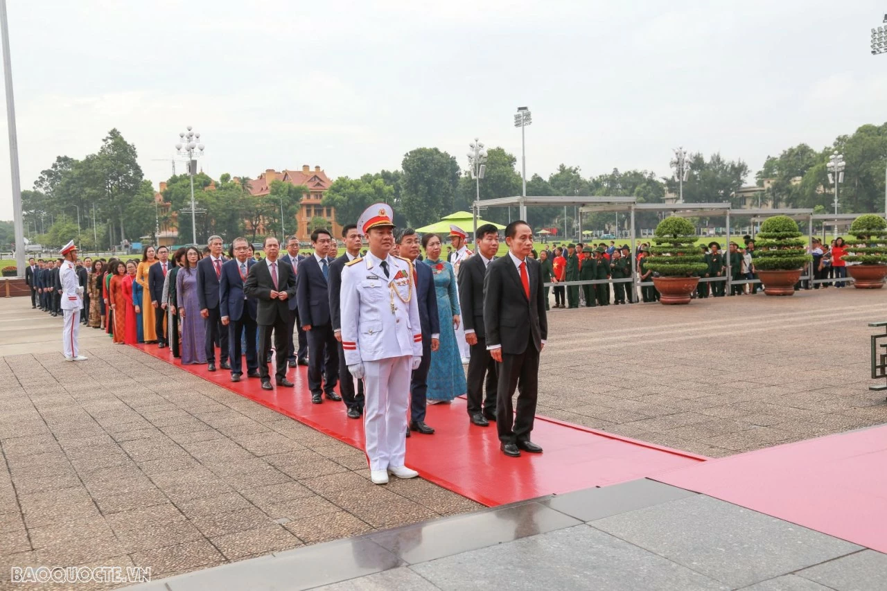 Đoàn đại biểu Bộ Ngoại giao vào Lăng viếng Chủ tịch Hồ Chí Minh Đoàn đại biểu Bộ Ngoại giao vào Lăng viếng Chủ tịch Hồ Chí Minh