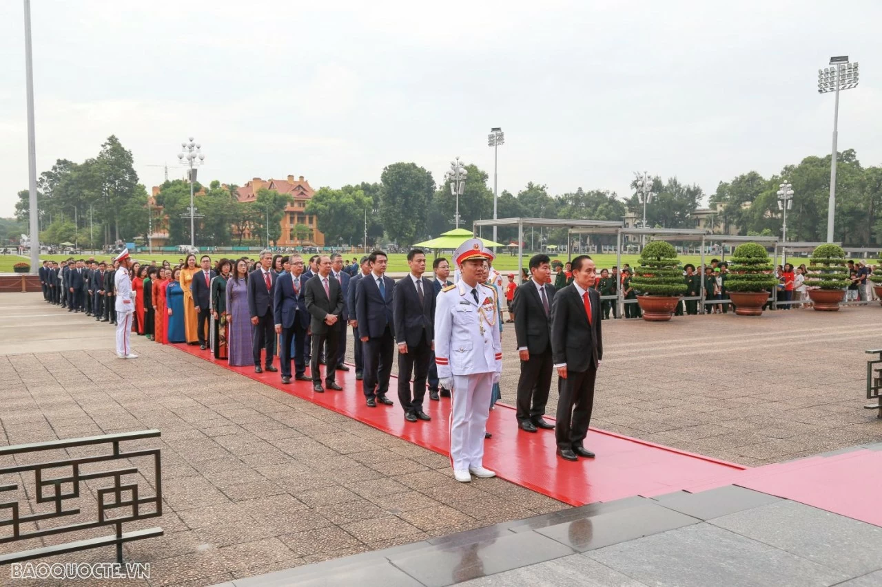 Đoàn đại biểu Bộ Ngoại giao vào Lăng viếng Chủ tịch Hồ Chí Minh Đoàn đại biểu Bộ Ngoại giao vào Lăng viếng Chủ tịch Hồ Chí Minh