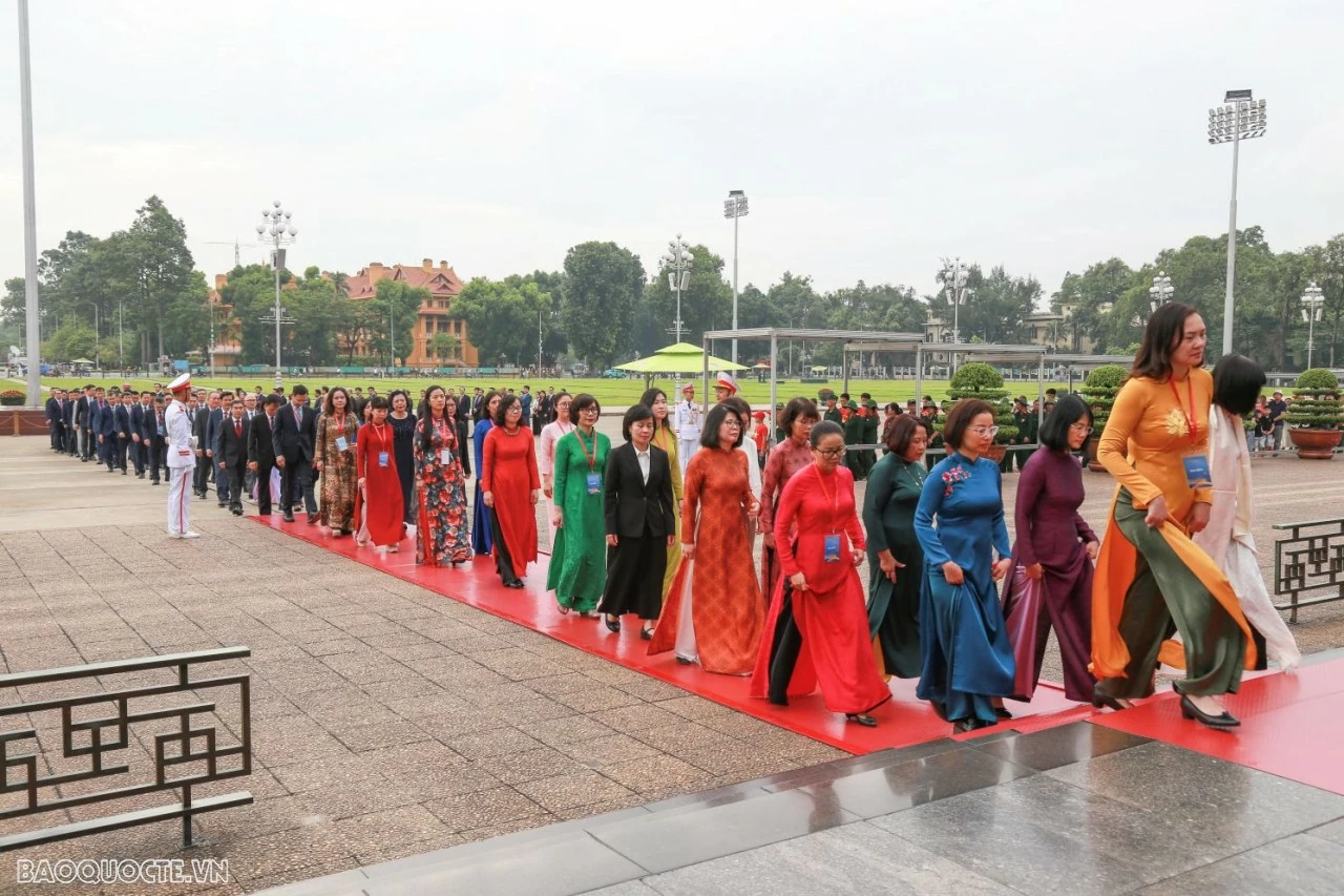 Đoàn đại biểu Bộ Ngoại giao vào Lăng viếng Chủ tịch Hồ Chí Minh Đoàn đại biểu Bộ Ngoại giao vào Lăng viếng Chủ tịch Hồ Chí Minh