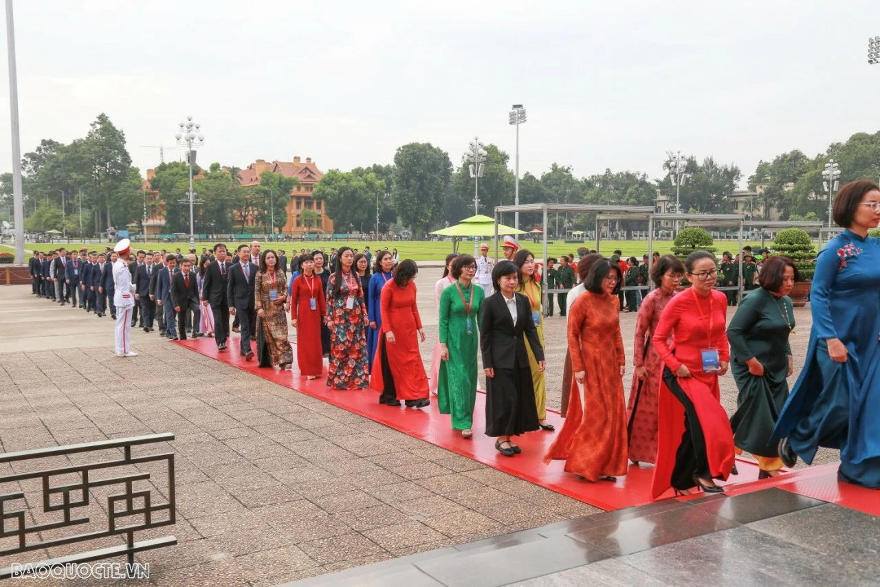 Đoàn đại biểu Bộ Ngoại giao vào Lăng viếng Chủ tịch Hồ Chí Minh Đoàn đại biểu Bộ Ngoại giao vào Lăng viếng Chủ tịch Hồ Chí Minh