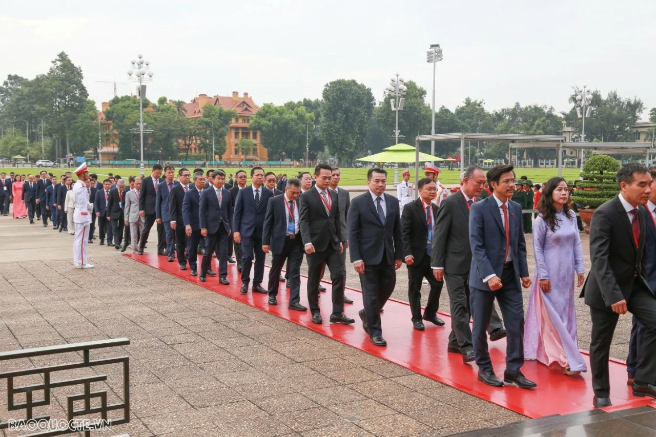 Đoàn đại biểu Bộ Ngoại giao vào Lăng viếng Chủ tịch Hồ Chí Minh Đoàn đại biểu Bộ Ngoại giao vào Lăng viếng Chủ tịch Hồ Chí Minh