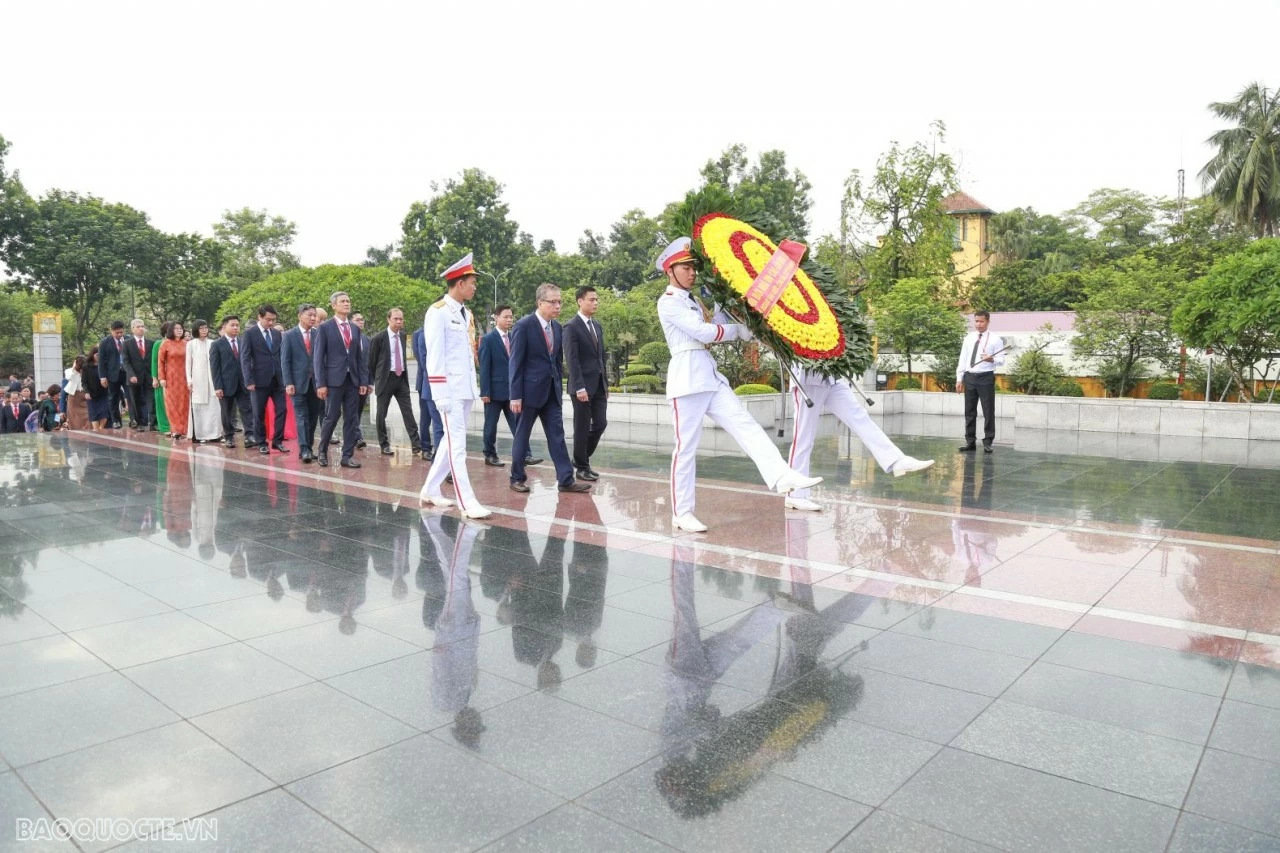 Đoàn đại biểu Bộ Ngoại giao vào Lăng viếng Chủ tịch Hồ Chí Minh Đoàn đại biểu Bộ Ngoại giao vào Lăng viếng Chủ tịch Hồ Chí Minh