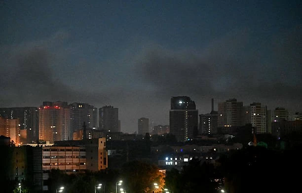 Khói bao trùm bầu trời Kiev sau các cuộc không kích bằng tên lửa đạn đạo của Nga ngày 30/7. (Nguồn: Getty Images)