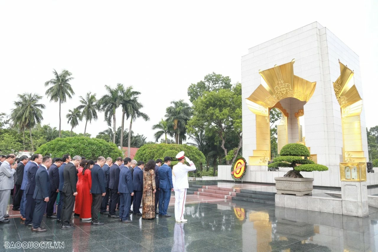 Đoàn đại biểu Bộ Ngoại giao vào Lăng viếng Chủ tịch Hồ Chí Minh Đoàn đại biểu Bộ Ngoại giao vào Lăng viếng Chủ tịch Hồ Chí Minh