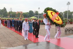 Đoàn đại biểu Bộ Ngoại giao vào Lăng viếng Chủ tịch Hồ Chí Minh