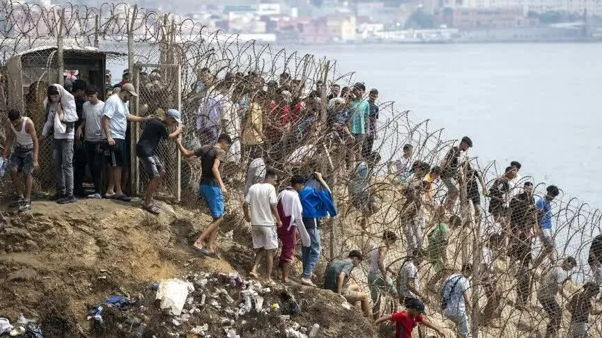 Người di cư tìm cách vượt biển để vào vùng lãnh thổ Ceuta của Tây Ban Nha trong làn sóng di cư quy mô lớn từ Morocco, khiến khu vực biên giới Bắc Phi tiếp tục đối mặt sức ép an ninh và nhân đạo. (Nguồn: Anandolu)