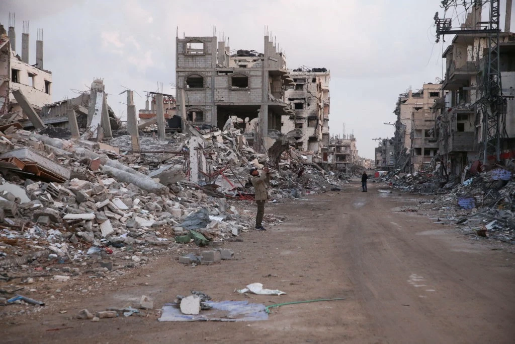 Khung cảnh đổ nát tại Dải Gaza sau nhiều tháng xung đột, trong bối cảnh các bên trung gian đang thúc đẩy cơ chế thực thi lệnh ngừng bắn và mở đường cho tiến trình phục hồi, tái thiết. (Nguồn: PBS)