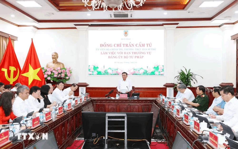 Thường trực Ban Bí thư Trần Cẩm Tú làm việc với Ban Thường vụ Đảng ủy Bộ Tư pháp. (Nguồn: TTXVN)