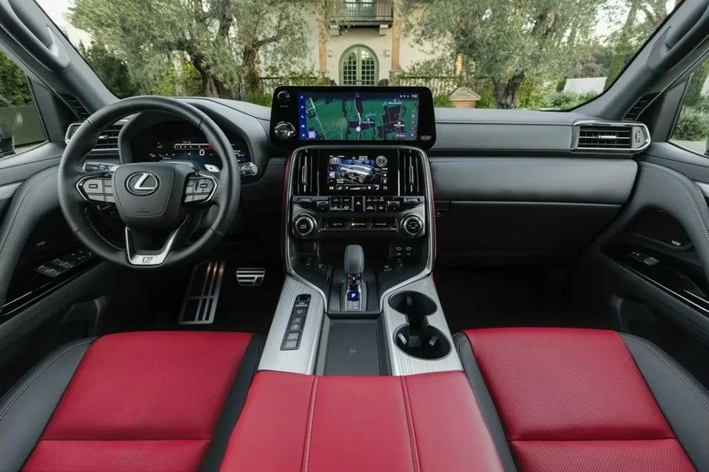 Khu vực điều khiển trung tâm của LX 700h được thiết kế lại với cần số điện tử thay cho loại cơ học trên LX 600. Khu vực điều khiển trung tâm của LX 700h được thiết kế lại với cần số điện tử thay cho loại cơ học trên LX 600.