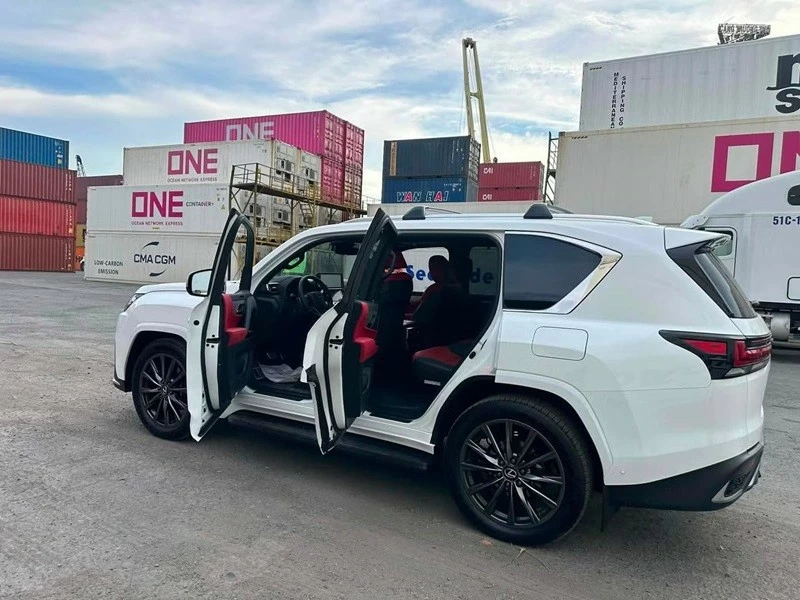 Không gian nội thất của Lexus LX 700h cũng được xây dựng theo hướng năng động với tông màu đen - đỏ chủ đạo. Không gian nội thất của Lexus LX 700h cũng được xây dựng theo hướng năng động với tông màu đen - đỏ chủ đạo.