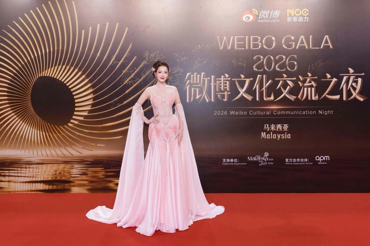 Chi Pu là sao Việt duy nhất dự Đêm hội giao lưu văn hóa Weibo 2026 diễn ra tối 1/8 tại Idea Live Arena, cùng nhiều nghệ sĩ nổi bật châu Á như Baifern Pimchanok, Billkin, Nhậm Gia Luân, Vương Hạc Nhuận... Trên thảm đỏ, cô diện trang phục sắc hồng nữ tính.