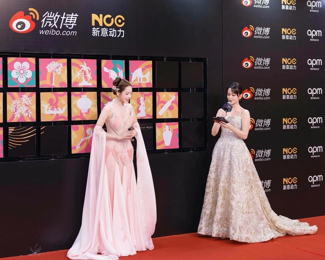 Chi Pu giữ thần thái tự tin, thoải mái tương tác với máy quay và khán giả trong suốt phần giao lưu thảm đỏ. (Nguồn: Ngôi sao) 