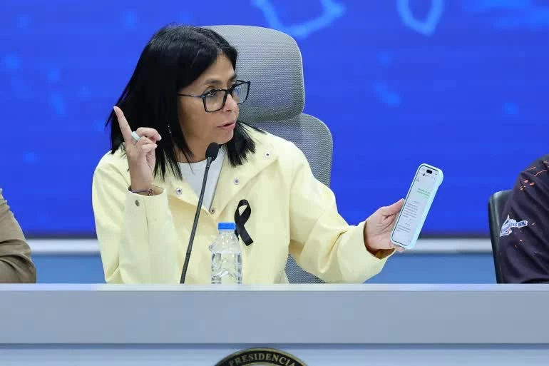 Tổng thống lâm thời Venezuela Delcy Rodriguez phát biểu tại Caracas, trong bối cảnh nước này thúc đẩy lộ trình khôi phục quan hệ ngoại giao với Cộng hòa Dominica. (Nguồn: Al Jazeera) Tổng thống lâm thời Venezuela Delcy Rodriguez phát biểu tại Caracas, trong bối cảnh nước này thúc đẩy lộ trình khôi phục quan hệ ngoại giao với Cộng hòa Dominica. (Nguồn: Al Jazeera)