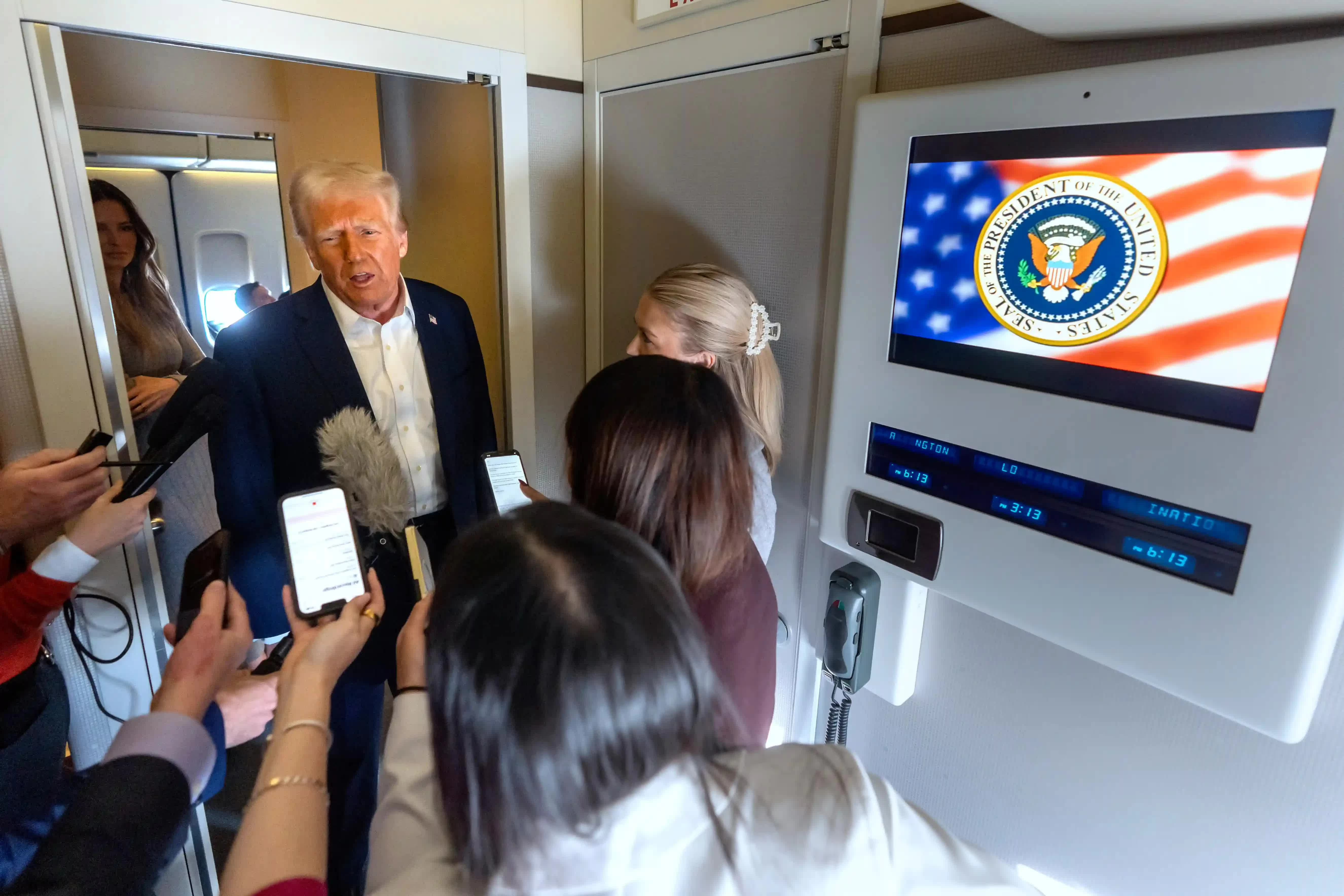 Tổng thống Mỹ Donald Trump phát biểu trước báo giới trên chuyên cơ Air Force One, xác nhận Mỹ và Iran sẽ nối lại đàm phán trong bối cảnh căng thẳng khu vực vẫn chưa được giải quyết. (Nguồn: NPR)