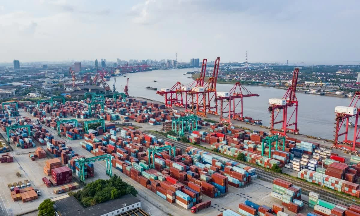 Quang cảnh một cảng container tại Trung Quốc, trong bối cảnh Bắc Kinh điều chỉnh chiến lược phát triển để ứng phó những biến động của kinh tế và thương mại toàn cầu. (Nguồn: Global Times)