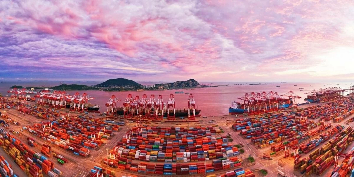Các cảng biển quốc tế tiếp tục duy trì hoạt động nhộn nhịp trong bối cảnh thương mại toàn cầu chịu tác động ngày càng lớn từ cạnh tranh chiến lược và rủi ro địa chính trị. (Nguồn: X)