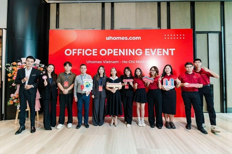 Đội ngũ Uhomes Việt Nam tại lễ ra mắt văn phòng mới ở TP.HCM. Đội ngũ Uhomes Việt Nam tại lễ ra mắt văn phòng mới ở TP.HCM.