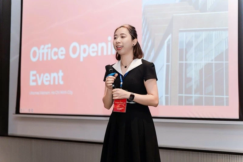Bà Vân Anh - Quản lý khu vực Uhomes Việt Nam. Bà Vân Anh - Quản lý khu vực Uhomes Việt Nam.
