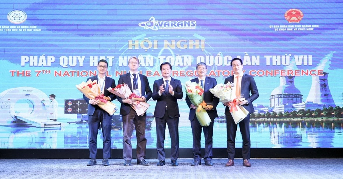 Petrovietnam được trao nhận kỷ niệm chương của VARANS.