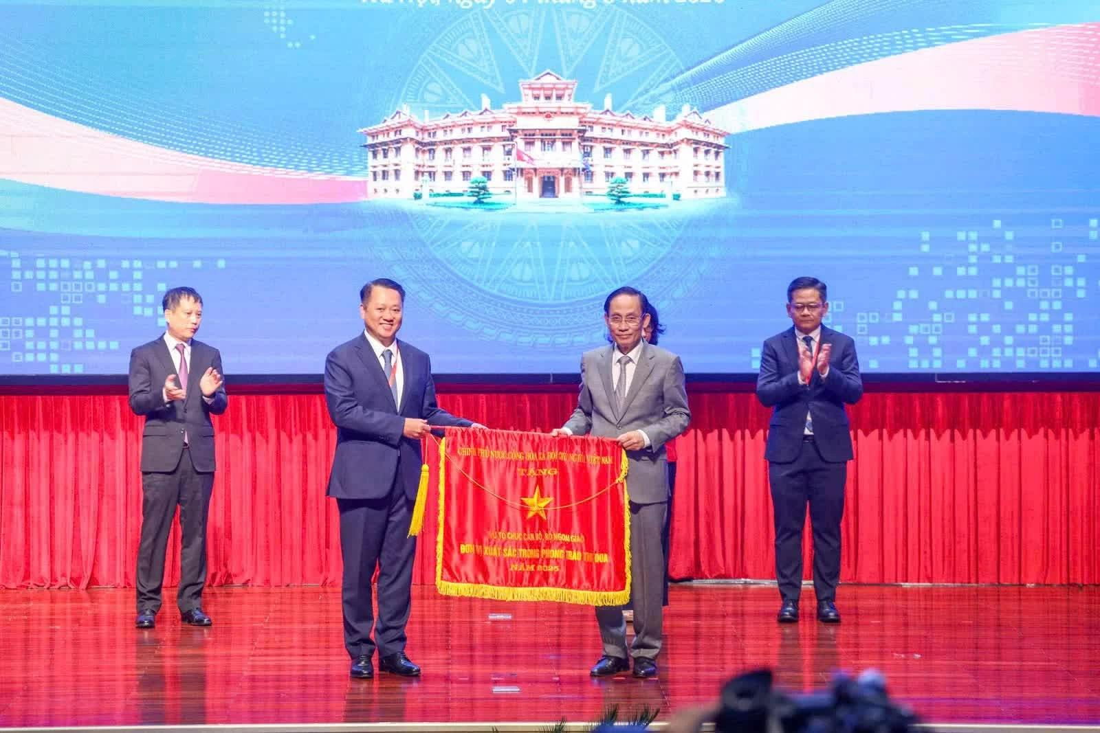 Trao Cờ thi đua và Bằng khen cho các tập thể, cá nhân đóng góp tích cực cho công tác đối ngoại