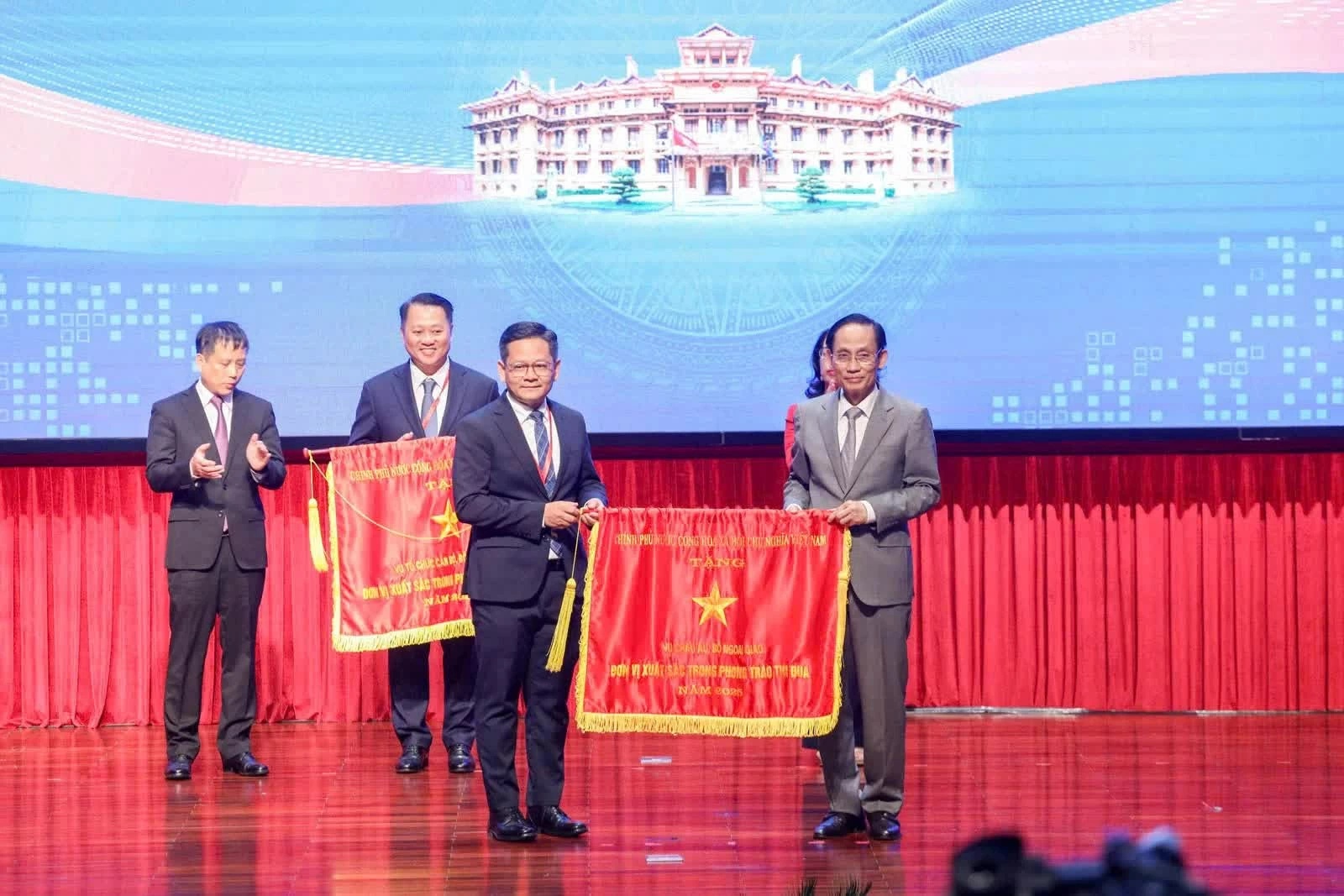 Trao Cờ thi đua và Bằng khen cho các tập thể, cá nhân đóng góp tích cực cho công tác đối ngoại