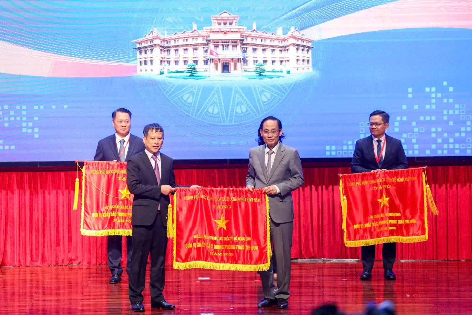 Trao Cờ thi đua và Bằng khen cho các tập thể, cá nhân đóng góp tích cực cho công tác đối ngoại