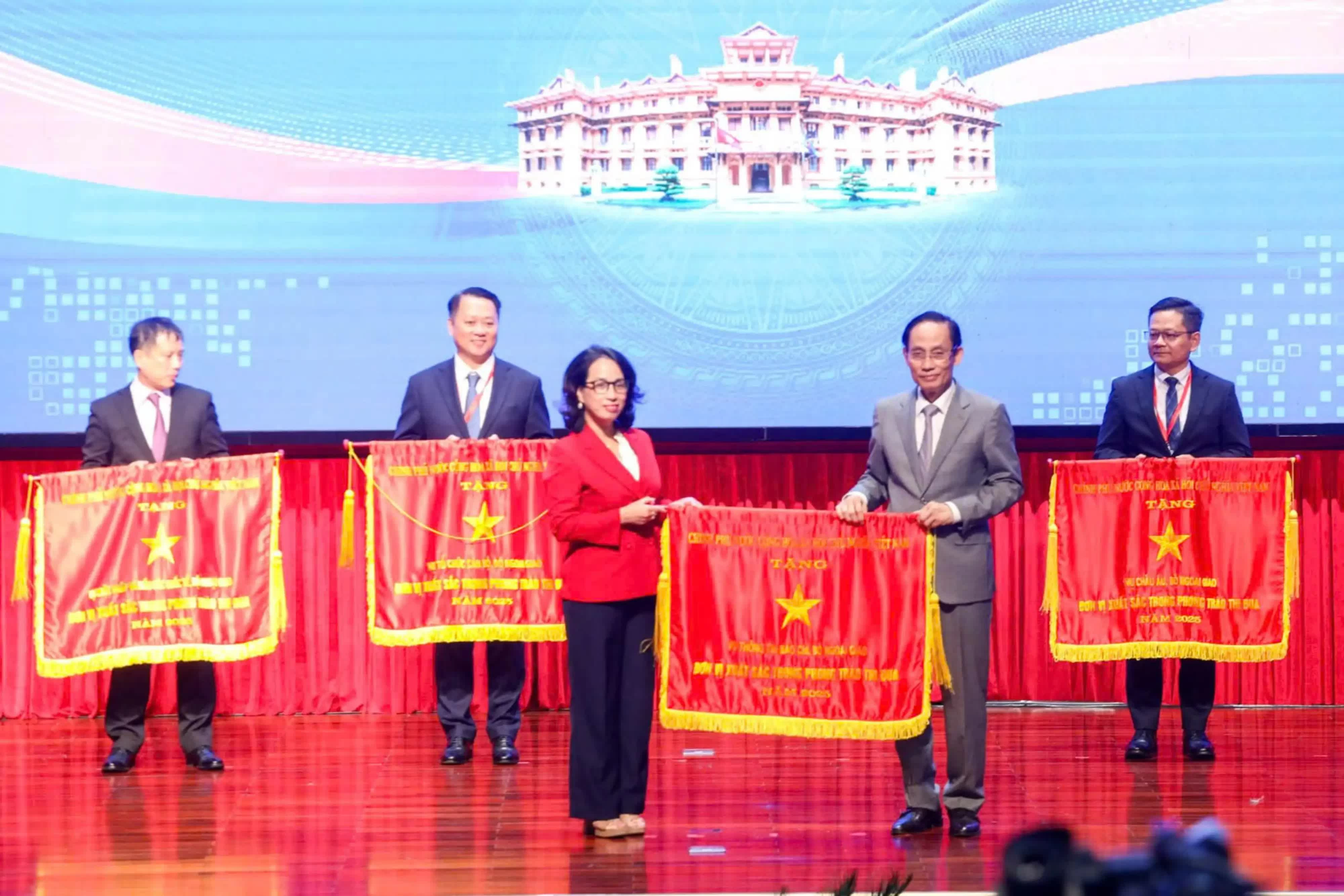 Trao Cờ thi đua và Bằng khen cho các tập thể, cá nhân đóng góp tích cực cho công tác đối ngoại
