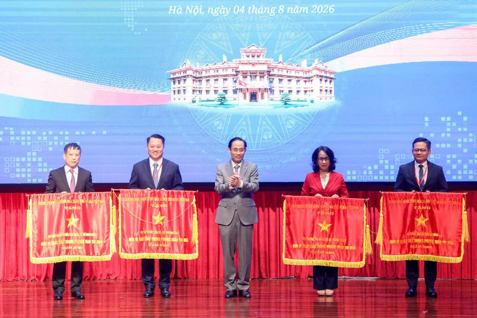 Trao Bằng khen chính phủ cho các tập thể, cá nhân