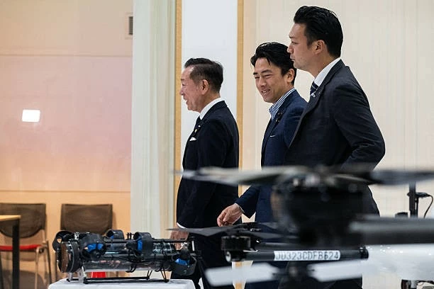 Bộ trưởng Quốc phòng Nhật Bản Shinjiro Koizumi (giữa) thăm cơ sở nghiên cứu của Prodrone tại thành phố Nagoya ngày 20/5. (Nguồn: Getty Images)