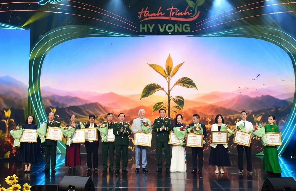 Hội Nạn nhân chất độc da cam/dioxin Việt Nam đón nhận Huân chương Lao động hạng Nhì Hội Nạn nhân chất độc da cam/dioxin Việt Nam đón nhận Huân chương Lao động hạng Nhì