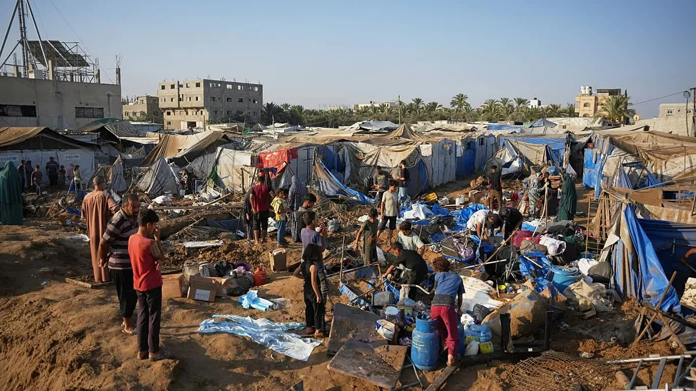 Người dân Palestine kiểm tra hiện trường sau một vụ không kích của Israel nhằm vào khu vực gần Bệnh viện Al-Aqsa ở Deir al-Balah, miền Trung Dải Gaza, trong bối cảnh bất đồng về điều kiện ngừng bắn tiếp tục gia tăng. (Nguồn: Euronews)