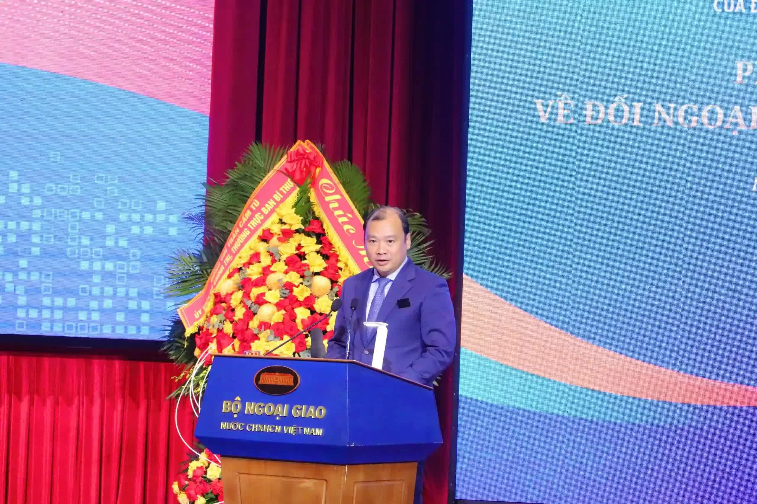 PGS. TS. Lê Hải Bình, Ủy viên Trung ương Đảng, Phó Giám đốc Thường trực Học viện Chính trị quốc gia Hồ Chí Minh trình bày tham luận tại Hội nghị Ngoại giao lần thứ 33, nhấn mạnh yêu cầu phát huy vai trò của đối ngoại như một cấu phần của năng lực tổng hợp quốc gia. (Ảnh: Nguyễn Nhuận)