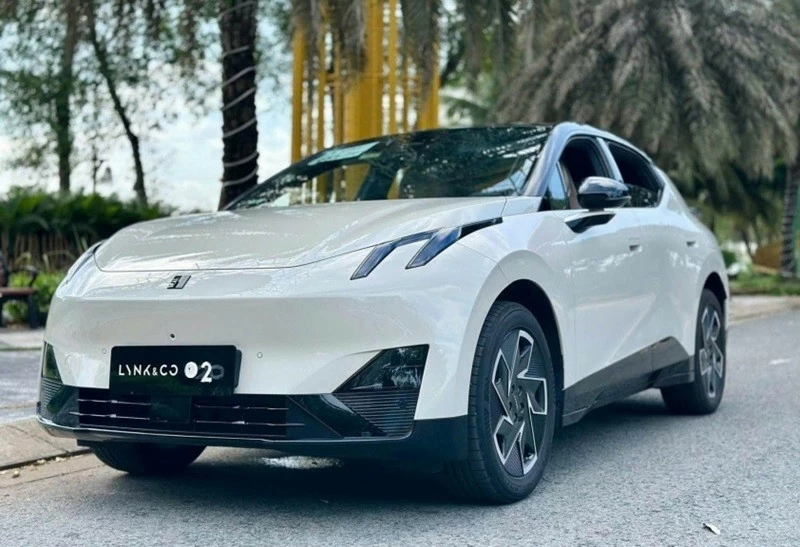 Lynk & Co 02 nhận được nhiều sự chú ý hơn khi là mẫu ô tô điện đầu tiên của thương hiệu tại Việt Nam. Lynk & Co 02 nhận được nhiều sự chú ý hơn khi là mẫu ô tô điện đầu tiên của thương hiệu tại Việt Nam.