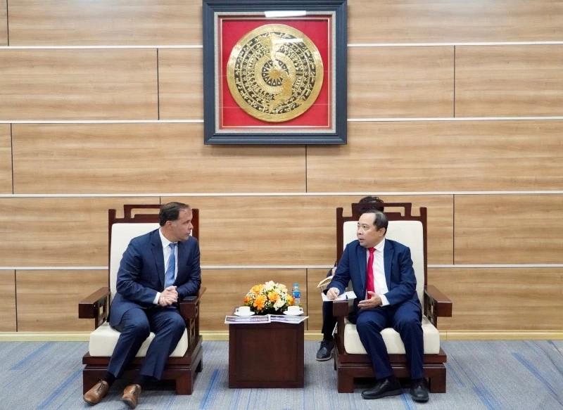 Bộ trưởng Bộ Khoa học và Công nghệ Việt Nam Vũ Hải Quân gặp gỡ ông Jeff Place, Giám đốc Chuỗi cung ứng của Coherent. Bộ trưởng Bộ Khoa học và Công nghệ Việt Nam Vũ Hải Quân gặp gỡ ông Jeff Place, Giám đốc Chuỗi cung ứng của Coherent.