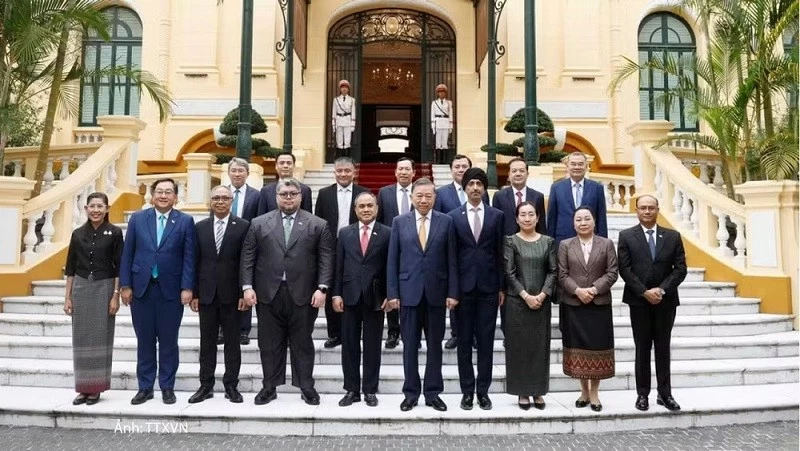 Tổng Bí thư, Chủ tịch nước Tô Lâm và Đại sứ, Đại biện các nước ASEAN tại Hà Nội. (Ảnh: TTXVN)